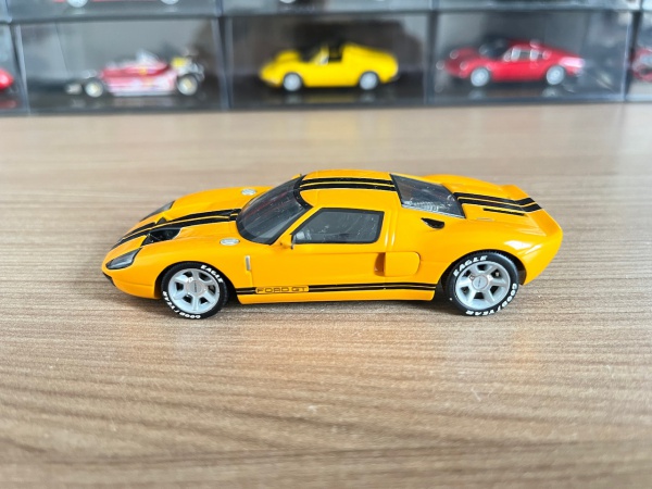 Miniatura carrinho Ford GT. MINICHAMPS. Escala 1/43. Aprox. 11cm. Conforme fotos.