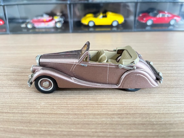 Miniatura carrinho Jaguar MK V Cabriolet 1949. WESTERN MODELS. Escala 1/43. Aprox. 11cm. Muito rara e pesada. Conforme fotos.