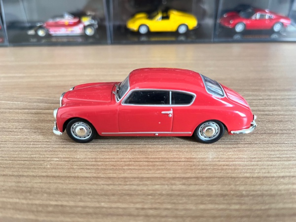 Miniatura carrinho Lancia Aurélia GT. IXO. Escala 1/43. Aprox. 10cm. Conforme fotos.