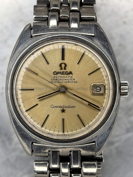 Omega - Relógio 564 Constellation Automatic Chronometer Officially Certified - Funcionando - 36mm. Atenção! Os Relógios estão no estado de conservação USADO e não NOVO, portanto podem precisar de revisão ou restauro e podem conter vícios ou defeitos ocultos não mencionados na descrição ou fotos, o funcionamento descrito é apenas sobre a função relógio, questione todas suas dúvidas antes de efetuar os lances, eles são IRREVOGÁVEIS e IRRETRATÁVEIS! Leia os Termos e Condições e a caixa de informações do leilão em Home no site GOLD.LEL.BR dando ênfase nas Informações Importantes, ao efetuar o lance o arrematante concorda com Datas, Prazos e Regras da casa de leilões É Old but Gold. MUITA ATENÇÃO AS FOTOS, solicitações de mais fotos ou dúvidas devem ser enviadas pelo Whatsapp 11 9 8877 2582.