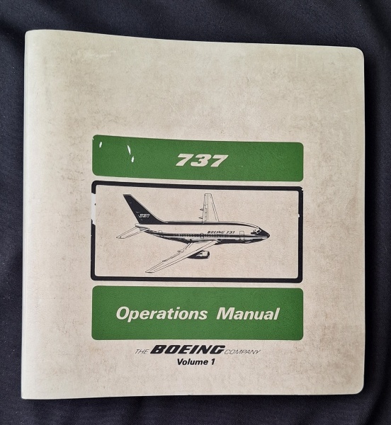 Manual de avião - Boeing 737 Operations Manual; model 737 - 2K9 - volume 1; paginação seriada, ilustrado. The Boeing Company, Washington, 1981; raro
