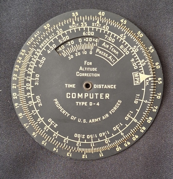 Calculador de vôo  - Computer type D4, utilizado pelas Forças aéreas do exército dos EUA durante a segunda guerra mundial. Fabricado por G. Felsenthal & Sons, 1944