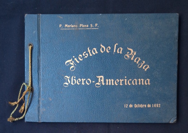 Publicação Fiesta de la Raza Latino-americana, do P. Mariano Plana. capa dura, 65 pp, ilust. RJ, 1949; possui mancha de umidade na borda direita de boa parte da páginas.