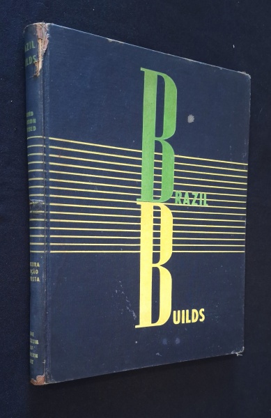 Livro raro Brazil Builds 1652 - 1942 Architecture New and Old, de Philip Goodwin. Raro livro editado pelo MoMA - Museum of Modern Art de Nova York  em 1943. Capa dura, 198 páginas, ricamente ilustrado. Textos em português e inglês. possui dano na lombada, marcas do tempo nas capas, miolo íntegro; ver imagem
