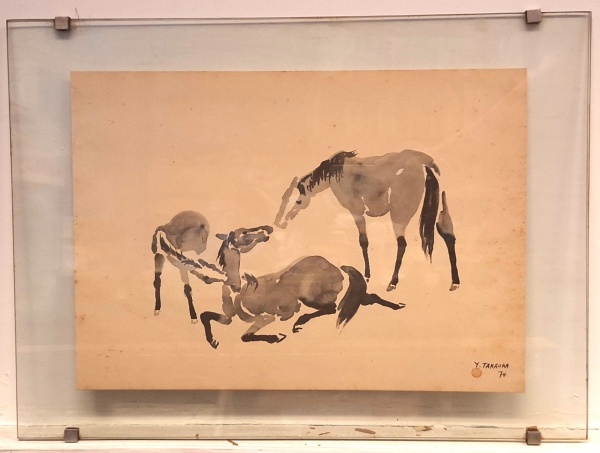 Y. TAKAOKA - Cavalos - aquarela emoldurada sob e sobre placas de vidro; assinada no CID e datada 1974; 57 x 42 cm (moldura) / 45 x 32 cm (aquarela)
