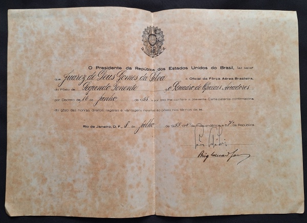 CAFÉ FILHO E EDUARDO GOMES - Carta patente concedida a 2º Tenente do quadro de oficiais aviadores da Força Aérea Brasileira em 1955, assinada pelo Presidente Café Filho e pelo Ministro da Aeronáutica Brigadeiro Eduardo Gomes. Escassa assinatura de Café Filho, tendo exercido a presidência entre 24 de agosto de 1954 e 8 de novembro de 1955, após o suicídio de Getúlio Vargas, de quem era vice presidente.