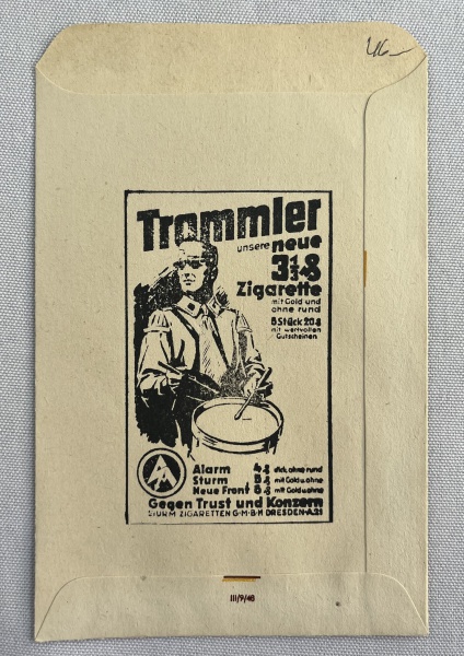 Alemanha - Embalagem de cigarros original tipo envelope da marca Trommler - Marca oficial da SA, a organização paramilitar do Partido Nazista na década de 1930. Verso com Tabakwaren vom Fachgeschäft, loja especializada em tabaco  - Envelope para 8 cigarros - Raro!Item não promove ou glorifica violência ou intolerância racial. Está à venda apenas para fins de preservação da memória histórica. Organização do leilão não faz apologia a quaisquer movimentos políticos ou ideológicos, e repudia qualquer ideologia de cunho racista.