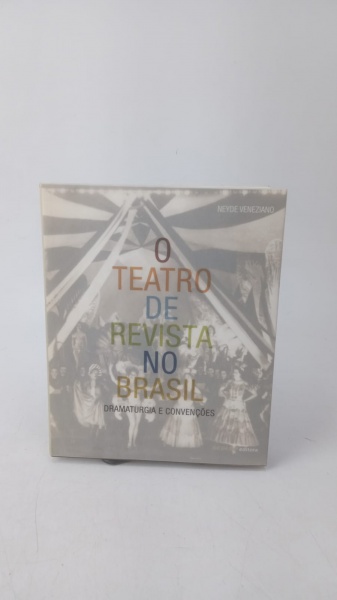 Neyde Veneziano; O Teatro de Revista no Brasil - Dramaturgia e Convenções; 2013; Editora: Sesi SP; Idioma: Português; 360 páginas. Livro de capa dura em bom estado de conservação. Bordas das páginas levemente amareladas. Dimensões: 17 cm x 21 cm x 2,3 cm. Peso: 0,824 kg.