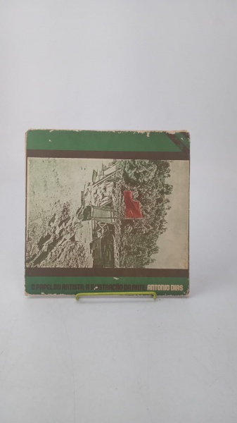 Catálogo O Papel do Artista/A Ilustração da Arte - Antonio Dias; Ano e editora não informados. Livro de capa brochura em bom estado para leitura. Oxidação e amarelado em todo o livro. Fortes desgastes e rasgos nas extremidades da capa, contracapa e lombada. Miolo solto. Dimensões: 24,5 cm x 24,5 cm x 1 cm. Peso: 0,390 kg.