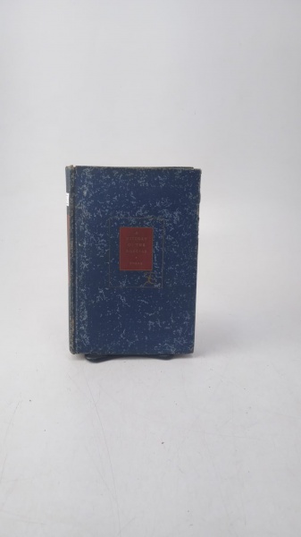 Frederick Baron e Shane Leslie; A History of the Borgias; 1931; Editora: The Modern Library; Idioma: Inglês; 408 páginas. Livro capa dura em bom estado para leitura. Forte oxidação e amarelado em todo o livro. Desgastes nas extremidades da capa, contracapa e lombada. Furos de traça na contra capa e algumas páginas. Dimensões: 12,5 cm x 18,2 cm x 2 cm. Peso: 0,556 kg.