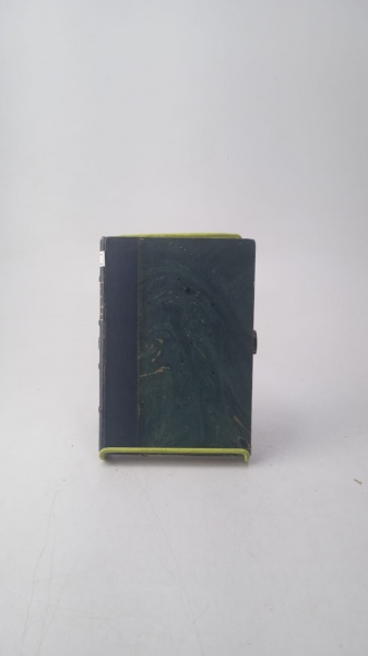 Oswald de Andrade; A Escada Vermelha; 1934; Editora: Companhia Editora Nacional; São Paulo; Idioma: Português; 142 páginas.  Livro de capa dura em bom estado para leitura. Forte oxidação e amarelado em todo o livro. Desgastes nas extremidades da capa, contracapa e lombada. Possui algumas páginas levemente soltas. Dimensões: 12 cm x 17,5 cm x 2 cm. Peso: 0,458 kg.