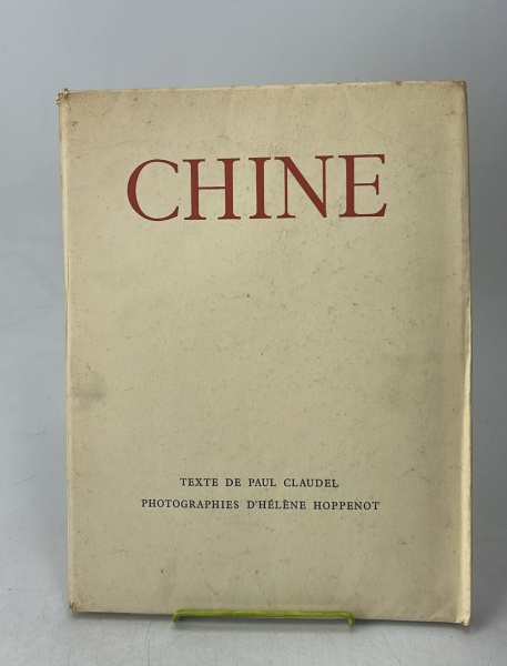 Paul Claudel e Dhélène Hoppenot; Chine; 1946; Editora: Albert Skira; Idioma: Francês. Possui marcas de manuseio, leves sujidades e ações do tempo. Leves manchas de oxidação, desgastes e rasgos. Lombada descolando. Pode possuir outras avarias. Extremidades das páginas amareladas. Dimensões: 27cm x 35,5cm x 2cm. Peso: 1,140kg