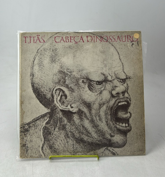 Disco De Vinil Titãs - Cabeça Dinossauro; 1986. Em bom estado de conservação. Possui leves marcas de manuseio e ações do tempo. Extremidades da capa amareladas. Produto não testado. Dimensões: 31,5cm x 31,5cm x 0,5cm. Peso: 0,438kg