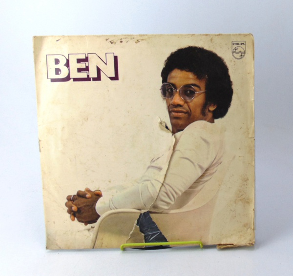 Disco De Vinil Jorge Ben - Ben; 1972. Em bom estado de conservação. Possuem marcas de manuseio. Capas de proteção com fortes desgastes, sujidades, rasgos e oxidação. Pode possuir riscos. Produto não testado. Dimensões: 31 cm x 31 cm. Peso: 0,438kg.