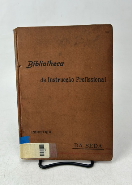Bibliotheca De Instrucção Profissional: Industria - Nomenclatura Da Seda; Editora:Manual do Operario; Idioma: Português - pt. Possui marcas de manuseio e ações do tempo. Apresenta desgastes, rasgos, manchas de oxidação e sujidades. Possui rasuras, marcas de carimbo e etiquetas. Possui fita na lombada. Pode possuir outras avarias. Páginas amareladas e extremidades escurecidas.  Dimensões: 16cm x 22,5cm x 1cm. Peso: 0,416kg