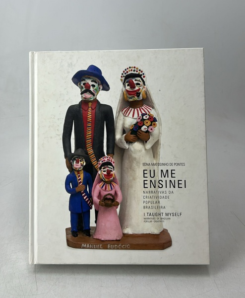 Edna Matosinho De Pontes; Eu Me Ensinei; 2017; Editora: Galeria Pontes; Idioma: Português e Inglês. Livro capa dura em bom estado de conservação. Marcas de manuseio e sujidades. Extremidades das páginas amareladas. Dimensões: 26cm x 31cm x 4,5cm. Peso: 3,270kg.