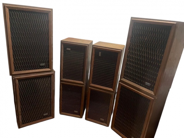 Lote com 8 Caixas Acústicas Polyvox SC-12-E. Em bom estado de conservação. Possui marcas de manuseio e manchas de ação do tempo. Produto não testado. Somente retirada.