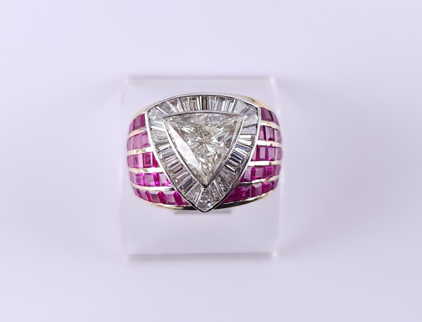 Magnifico Anel em Ouro Amarelo 18k com diamante central de 3.50 cts aproximado