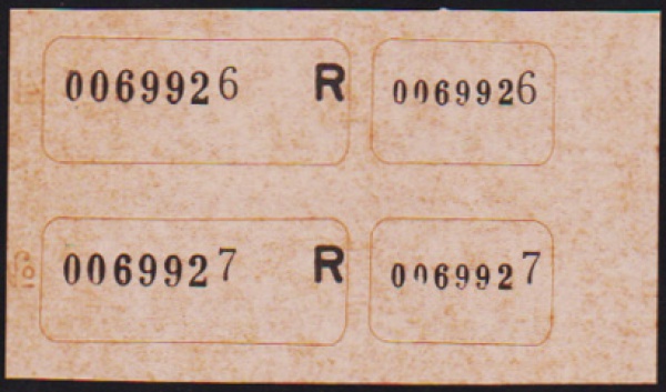 Brasil 1990 - Comprovante de Franqueamento para registro em par vertical novo não usado autocolante com raríssima variedade de falta total da impressão das cores sendo impresso somente o preto da numeração, faltando o verde e amarelo que compõe o selo! Peça espetacular de grade raridade!