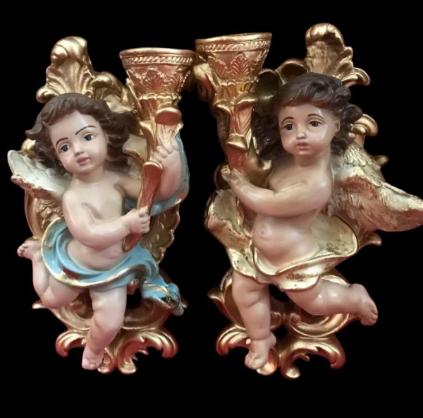 Belíssimo e antigo par de castiçais anjos barrocos, em estuque resinado, medindo 26 cm cada. perfeito estado.