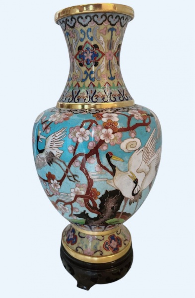 Antigo e raro vaso em Cloisonné, todo em bronze, pintado a mão com cenas orientais e filetes de ouro, medindo aproximadamente 30 cm,