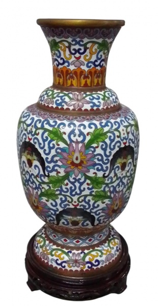 Antigo e raro vaso em Cloisonné, todo em bronze, pintado a mão com cenas orientais e filetes de ouro, medindo aproximadamente 35 cm,