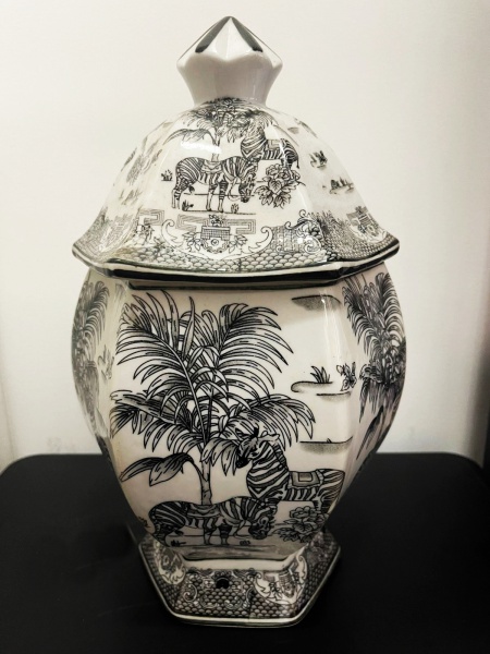 Belissimo e diferente potiche de porcelana oriental todo pintado a mão com cenas de safari, medindo 31 cm.