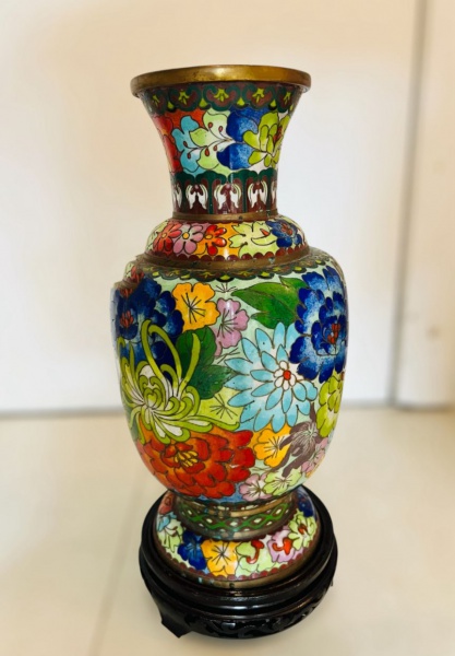 Antigo e raro vaso em Cloisonné, todo em bronze, pintado a mão com cenas orientais e filetes de ouro, medindo aproximadamente 35 cm,