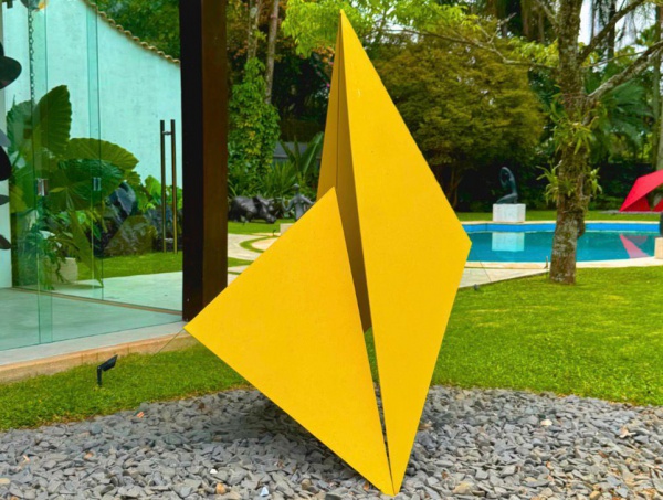 FRAGIL EQUILIBRIO 01 ACO, TINTA AUTOMOTIVA E VIDRO, 250 X 190 X 160 CM (2023)