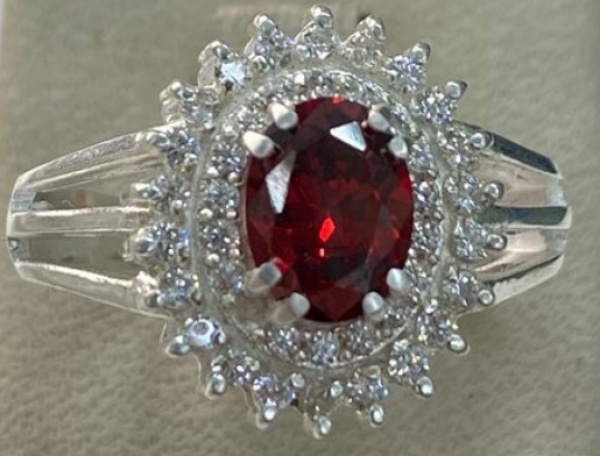 ANEL EM PRATA COM MARAVILHOSA GEMA GRANADA EXTRA LUXO  LADEADO POR PRATA E ZIRCONIAS DE ALTA QUALIDA