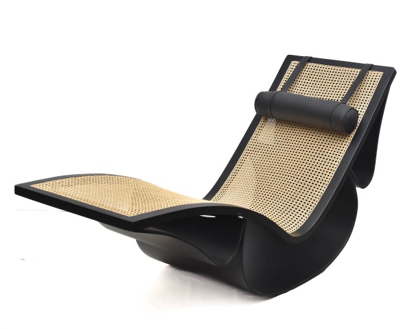 OSCAR NIEMEYER - Chaise Longue Rio - Excepcional chaise de balanço confeccionada em madeira curvada e palhinha, laqueada na cor preta, c. 1970, apresenta selo da Fundação Oscar Niemeyer. Med.: 88x176x60 cm. Reproduzida nas páginas 231 a 235 do livro Oscar Niemeyer - Obras y Projetos ( Works and Projects ), de Josep M. Botey (Barcelona: Gustavo Gill, 1996); e nas páginas 60 e 61 do livro O móvel Moderno no Brasil, de Maria Cecília Loschiavo dos Santos (São Paulo: Studio Nobel-Fapesp- Edusp, 1995).