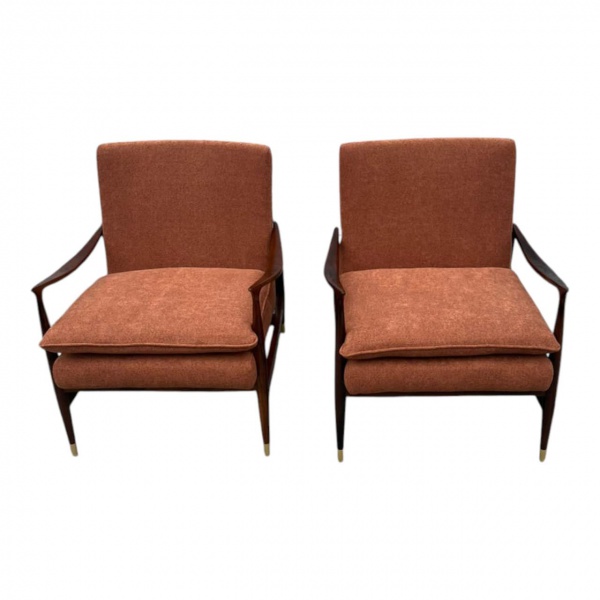 JORGE ZALSZUPIN - Par  Poltrona dinamarquesa, com estrutura em jacarandá e assento e encosto em camurça tijolo  . Medidas: 64 x 59 x 76 cm.