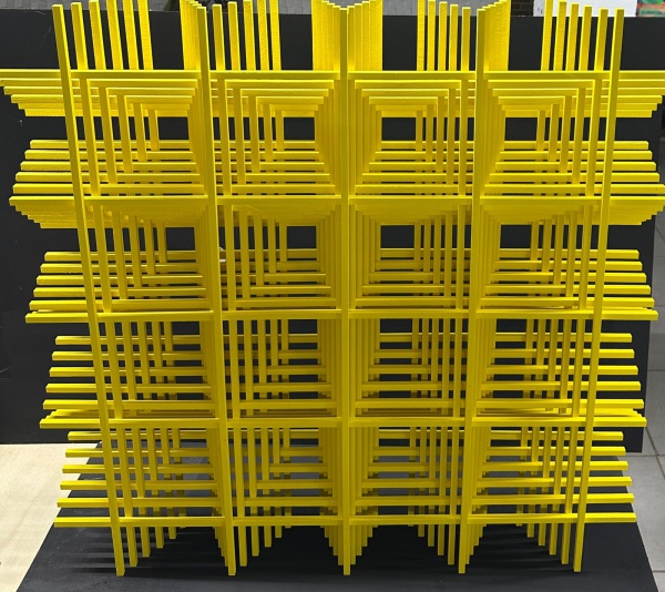 JOAQUIM TENREIRO - Treliça. Escultura contemporânea confeccionada em madeira pintada na cor verde. Medidas: 100 x 100 cm.