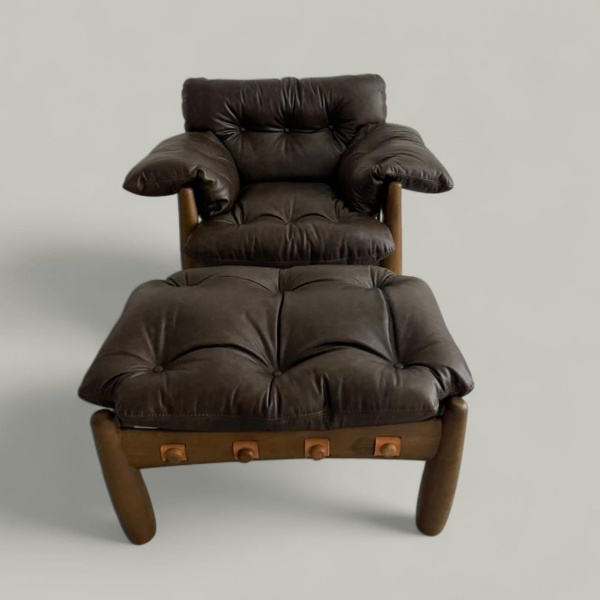 Sérgio Rodrigues - Espetacular e rara poltrona Mole/Sheriff. Peça produzida em 1961(posterior 'a poltrona Mole que foi lançcada em 1957).estofados (novos) em couro natural na cor  marrom , Peça restaurada e em perfeito estado. Acompanha o Puff