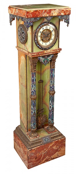 Relógio pedestal francês composto por caixa em ônix verde e mármore, apresentando mostrador em esmal