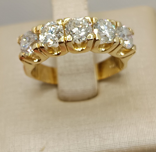 MEIA ALIANÇA EM OURO 18K, COM 5 BRILHANTES DE 50 PONTOS OU 1/2 QUILATE CADA PEDRA, COR I, CLASSIFICAÇÃO VS1, VS2, PESO 7,2 GRAMAS, MEDIDA ANELAR 18.