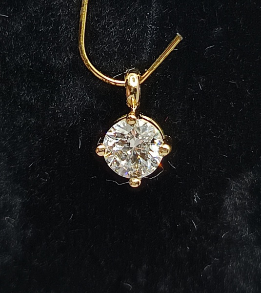 PONTO DE LUZ EM OURO 18K, COM BRILHANTE NATURAL DE 50 PONTOS (MEIO QUILATE), COR H, CLASSIFICAÇÃO VS1, PESO 0,5 GRAMAS