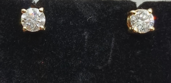 PAR DE BRINCOS EM OURO 18K, COM 2 BRILHANTES NATURAIS DE 50 PONTOS CADA PEDRA (MEIO QUILATE), COR H, CLASSIFICAÇÃO S1, PESO 2,3 GRAMAS