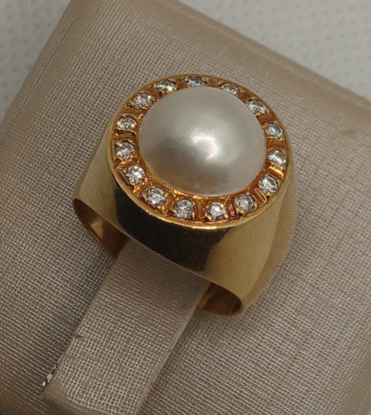 ANEL EM OURO 18K,  COM 1 PÉROLA BARROCA DE 10MM, 15 BRILHANTES DE 2 PONTOS CADA PEDRA, 7,7 GRAMAS, MEDIDA ANELAR 11.