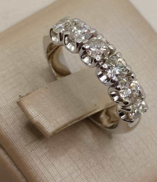 MEIA ALIANÇA EM OURO BRANCO 18K, COM 6 BRILHANTES DE 27 PONTOS CADA PEDRA, COR  H, CLASSIFICAÇÃO VVS2, PESO 6,9 GRAMAS, MEDIDA ANELAR 18