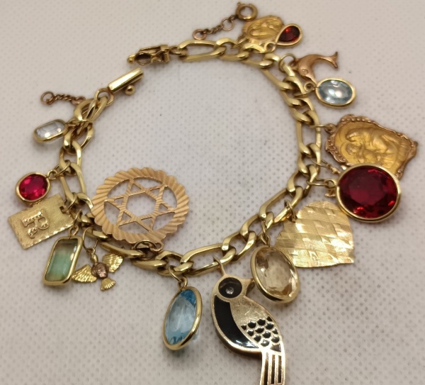 PULSEIRA EM OURO 18K, COM PINGENTES, PESO 39,7 GRAMAS, 18CM DE COMPRIMENTO