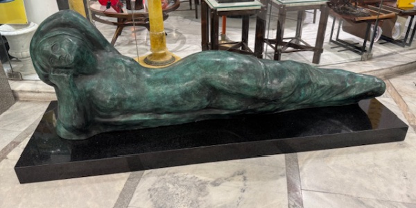 CESCHIATTI Alfredo - (1918-1989) -Magnífica, Imponente, grande Escultura em bronze patinado representando "Guanabara", peça assinada e com selo da fundição ZANI (Não possui certificado, apenas NF de arrematação), base em mármore. Med. total. 70 X 170 cm. Nota: Alfredo Ceschiatti (Belo Horizonte, 1 de setembro de 1918 Rio de Janeiro, 25 de agosto de 1989) foi um escultor, desenhista e professor brasileiro. Biografia Sem Título (1978), escultura exposta na Estação SéFilho de pais italianos e neto de gregos, foi à Itália em 1937, beneficiado pelo governo italiano em promover viagens de filhos de imigrantes ao país. De volta ao país, fixou-se na cidade do Rio de Janeiro onde estudou na Escola Nacional de Belas Artes. Foi premiado no Salão Nacional de Belas Artes, em 1945, pelo baixo-relevo do batistério da Igreja de São Francisco de Assis, em Belo Horizonte. Conheceu Oscar Niemeyer, que lhe encomendou uma escultura para o Conjunto Arquitetônico da Pampulha, em Belo Horizonte. Ceschiatti criou O Abraço, obra de duas mulheres abraçadas. Considerada imoral pelos mineiros, ficou guardada muitos anos até ser finalmente exposta em um jardim da Pampulha. A escultura Duas Amigas foi feita para o Salão Nobre (jardim superior) do Palácio Itamaraty com orientações do embaixador Wladimir Murtinho, que atuava como curador-chefe no projeto de ambientação do Palácio. O gosto do artista pela figura feminina está presente em várias de suas obras.Em 1960 esculpiu, em granito, As Três Forças Armadas, um dos temas no Monumento Nacional aos Mortos da Segunda Guerra Mundial, no Rio de Janeiro. Possui obras em diversos museus brasileiros.