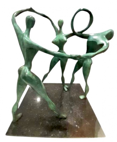 CESCHIATTI Alfredo - (1918-1989) - Magnífico grupo escultórico em bronze patinado representando AS TRÊS GRAÇAS, base em granito, apresenta selo da fundição Zan, (Não possui certificado, apenas NF de arrematação). Med. Total 130 X 115 cm. Nota: Alfredo Ceschiatti (Belo Horizonte, 1 de setembro de 1918 Rio de Janeiro, 25 de agosto de 1989) foi um escultor, desenhista e professor brasileiro. Biografia Sem Título (1978), escultura exposta na Estação SéFilho de pais italianos e neto de gregos, foi à Itália em 1937, beneficiado pelo governo italiano em promover viagens de filhos de imigrantes ao país. De volta ao país, fixou-se na cidade do Rio de Janeiro onde estudou na Escola Nacional de Belas Artes. Foi premiado no Salão Nacional de Belas Artes, em 1945, pelo baixo-relevo do batistério da Igreja de São Francisco de Assis, em Belo Horizonte. Conheceu Oscar Niemeyer, que lhe encomendou uma escultura para o Conjunto Arquitetônico da Pampulha, em Belo Horizonte. Ceschiatti criou O Abraço, obra de duas mulheres abraçadas. Considerada imoral pelos mineiros, ficou guardada muitos anos até ser finalmente exposta em um jardim da Pampulha. A escultura Duas Amigas foi feita para o Salão Nobre (jardim superior) do Palácio Itamaraty com orientações do embaixador Wladimir Murtinho, que atuava como curador-chefe no projeto de ambientação do Palácio. O gosto do artista pela figura feminina está presente em várias de suas obras.Em 1960 esculpiu, em granito, As Três Forças Armadas, um dos temas no Monumento Nacional aos Mortos da Segunda Guerra Mundial, no Rio de Janeiro. Possui obras em diversos museus brasileiros.