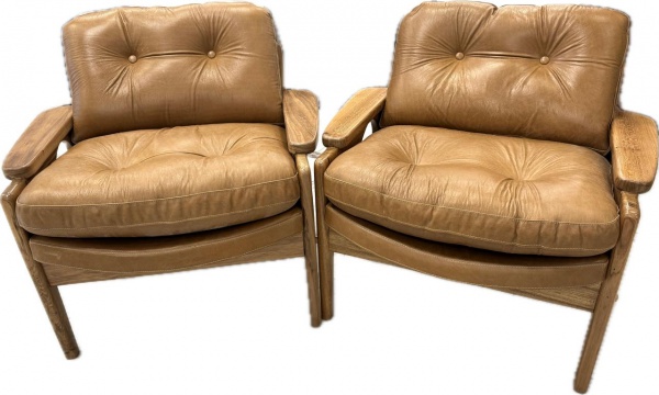 SERGIO RODRIGUES - Par de poltronas denominadas " TETÊ ", com estrutura em freijó, acento e  encosto em couro, possui selo, em ótimo estado de conservação. Med.: 75 x 86 x 84 cm.  (Não possui certificado, vai com NF de arrematação). Nota:Lançada em 2013, a poltrona Tetê é uma das últimas criações do mestre Sergio Rodrigues. O projeto original data de 1996, quando foram feitos apenas dois protótipos, sendo que um deles serviu de base para a finalização da poltrona atual. O designer gostava de revisar e atualizar seus projetos, como em um amadurecimento do olhar sobre a peça. Assim também foi feito com esta peça, em colaboração com o parceiro Fernando Mendes: a Tetê atual ficou mais larga, mais baixa e mais profunda. Uma poltrona extremamente confortável, com almofadas soltas que se derretem ao sentar.E como os produtos de Sergio sempre carregam uma história, a da Tetê é a seguinte: instrutora de Meditação Transcendental de espírito elevado, a irmã de Sergio Rodrigues, Maria Tereza, ficou maravilhada com o conforto da poltrona ao testá-la. Por isso, Sergio batizou a poltrona com o apelido da irmã.