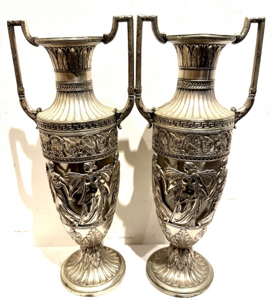 WMF Germany Circa 1900 - Maravilhoso e Antigo Par Floreiras Art Nouveau  WMF em metal espessurado a prata, decorado com figuras femininas e recipiente em vidro na parte interna, peças marcadas. Med. 40 x 16 cm.