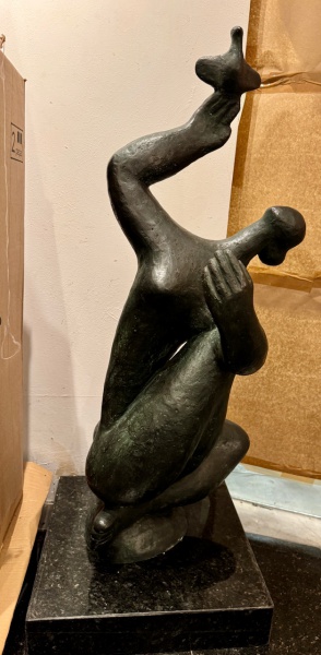 SONIA EBLING- Grande Escultura em bronze patinado representando "Mulher com Pomba" base ônix, peça assinada. (não possui certificado, vai com NF de arrematação). Med. escultura 110 X 40 cm e base 10 X 50 X 50 cm. Sonia Ebling de Kermoal (Taquara, 1918 2006) foi uma escultora e professora brasileira. Iniciou seus estudos de arte na pintura e na escultura, nas Escolas de Belas Artes do Rio Grande do Sul e do Rio de Janeiro, entre 1944 e 1951. Logo em seguida, em 1955, recebeu o Prêmio de Viagem ao Estrangeiro do Salão Nacional de Arte Moderna do Rio de Janeiro pela escultura Mulher e Pássaro, e permaneceu na Europa até 1968, estudando com mestres insignes como Ossip Zadkine, em Paris, e obtendo uma bolsa da Fundação Calouste Gulbenkian.Ainda na Europa expõs em eventos importantes como o Salon de la Jeune Sculpture do Museu Rodin, a Bienal de Arte Tri-Veneta de Pádua, o Salon de Réalités Nouvelles e o Salon des Petits Bronzes do Museu de Arte Moderna em Paris, representou o Brasil na Documenta de Kassel, ao mesmo tempo que realizou mostras no Brasil, incluindo participação na VII Bienal de São Paulo.Voltando ao Brasil recebeu a encomenda para um relevo a ser instalado no Palácio dos Arcos, em Brasília, e iniciou um ciclo de exposições em várias capitais nacionais e também no exterior.Em 1970 ministrou um curso de escultura em cimento na Escola de Belas Artes da UFRGS. Seis anos depois foi convidada para assumir a cátedra de escultura nessa mesma universidade.Sobre sua produção, Jacob Klintowitz diz:"Sônia Ebling é uma escultora de formas depuradas, exaustivamente elaboradas e equilibradas. As suas esculturas incorporam as conquistas iconograficas da escultórica contemporânea. O que significa que a artista bebe nas formas pré-colombianas, africanas e egípcias. Essa procura de fontes, na verdade os próprios meios que informam a escultura contemporânea, faz com que seu trabalho se aproxime, por parentesco de origem, com a elaboração de Henry Moore, Brancusi, Giacometti, Marino Marini."