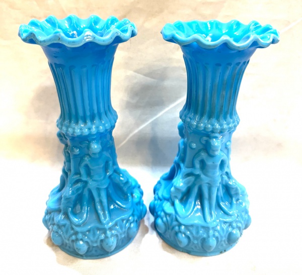 Opalina - France - Elegante e antigo par de vasos em oplina Francesa na cor azul decorados com figuras  em alto relevo. Med. 22 x 10 cm.