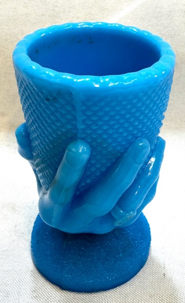 Opalina - France - Delicado e antigo vaso em oplina Francesa na cor azul decorado com figura de Mão. Med. 9 x 4 cm.