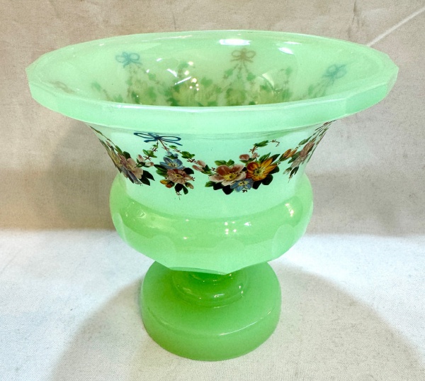 Opalina - France - Maravilhoso e antigo Vaso em oplina Francesa na cor verde decorado com figuras florais esmaltadas. Med. 17 x 18 cm.