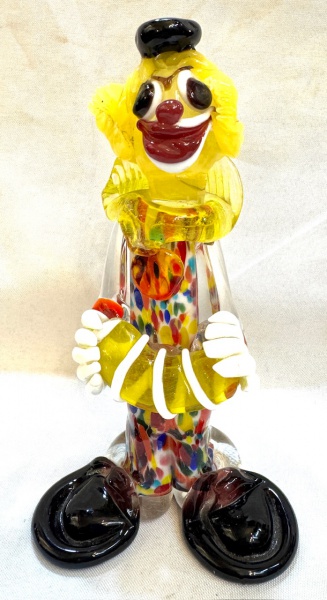 Murano - Delicada Escultura em vidro artístico de Murano multicolorido representando Palhaço. Med. 19 X 10 cm.
